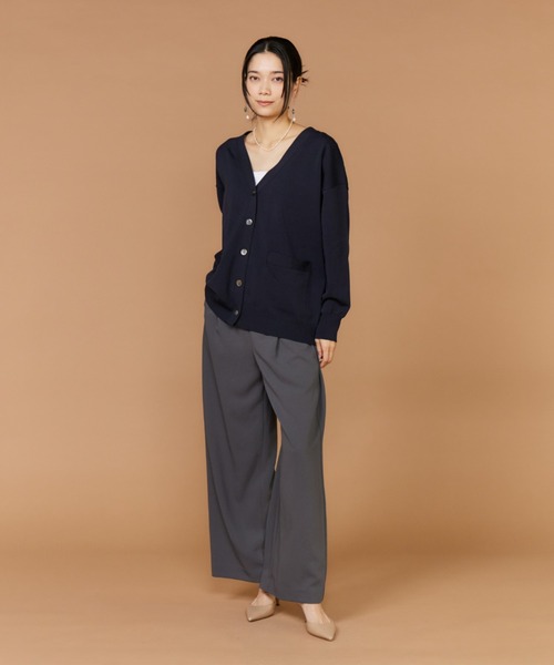 INED(イネド)の「強撚加工Vネックカーディガン(カーディガン/ボレロ・レディース・オフホワイト/ベージュ/ネイビー・9号)」の7枚目の写真