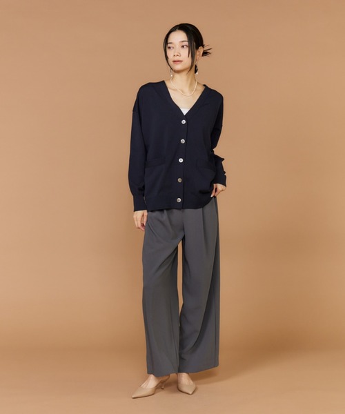 INED(イネド)の「強撚加工Vネックカーディガン(カーディガン/ボレロ・レディース・オフホワイト/ベージュ/ネイビー・9号)」の8枚目の写真