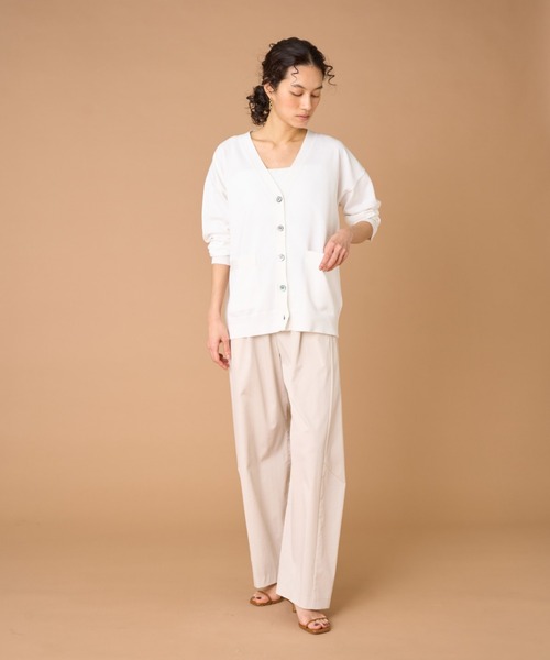 INED(イネド)の「強撚加工Vネックカーディガン(カーディガン/ボレロ・レディース・オフホワイト/ベージュ/ネイビー・9号)」の11枚目の写真