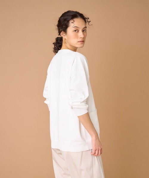 INED(イネド)の「強撚加工Vネックカーディガン(カーディガン/ボレロ・レディース・オフホワイト/ベージュ/ネイビー・9号)」の13枚目の写真