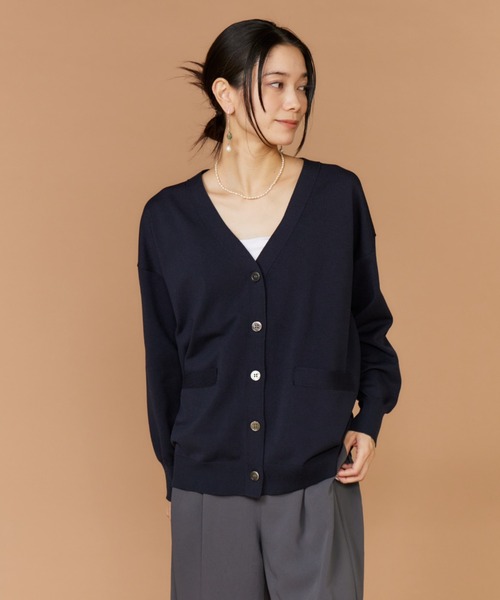 INED(イネド)の「強撚加工Vネックカーディガン(カーディガン/ボレロ・レディース・オフホワイト/ベージュ/ネイビー・9号)」の14枚目の写真
