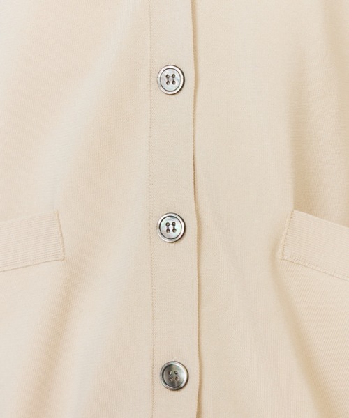 INED(イネド)の「強撚加工Vネックカーディガン(カーディガン/ボレロ・レディース・オフホワイト/ベージュ/ネイビー・9号)」の18枚目の写真