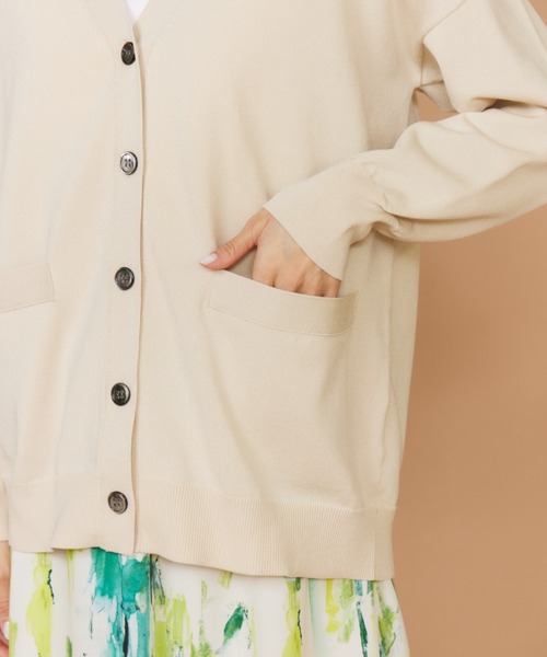 INED(イネド)の「強撚加工Vネックカーディガン(カーディガン/ボレロ・レディース・オフホワイト/ベージュ/ネイビー・9号)」の19枚目の写真