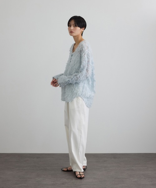 SALON adam et rope'(サロン アダム エ ロペ)の「モチーフカットジャガードブラウス(シャツ/ブラウス・レディース・サックスブルー/ブラック/オフホワイト・FREE)」の7枚目の写真