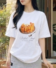 キャラメルプリンのアートプリントTシャツ