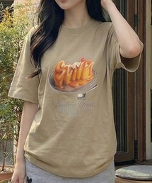 キャラメルプリンのアートプリントTシャツ