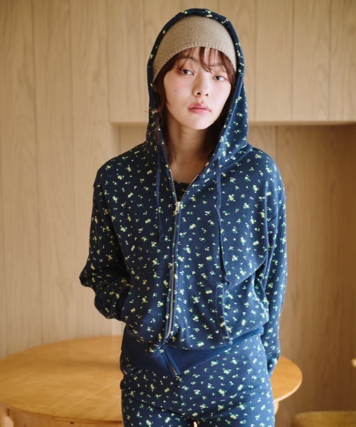 小さなお花畑のジップフーディ、芽心（Tシャツ/カットソー）｜common