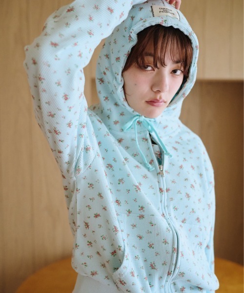小さなお花畑のジップフーディ、芽心／common gull products common gull products.（コモンガルプロダクツ）の「小さなお花畑の
