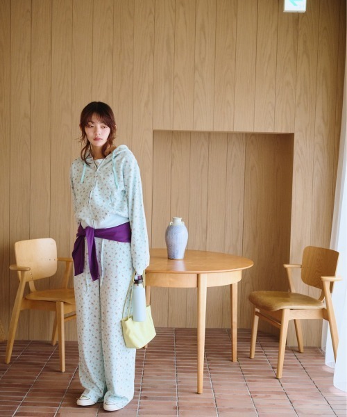 小さなお花畑のジップフーディ、芽心／common gull products common gull products.（コモンガルプロダクツ）の「小さなお花畑の