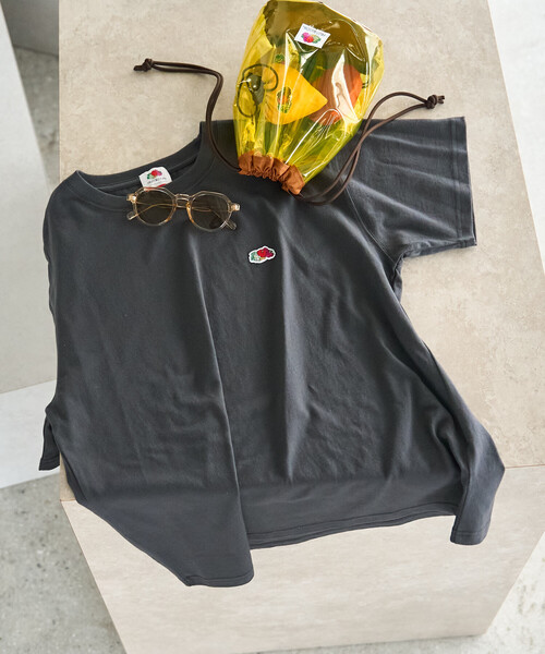 FREAK'S STORE(フリークスストア)の「FRUIT OF THE LOOM × FREAK'S STORE/フルーツオブザルーム 別注 ラズベリープリント ビッグシルエットTシャツ(Tシャツ/カットソー・レディース・オフホワイト/ライトグレー/ブラック・フリ-)」の18枚目の写真