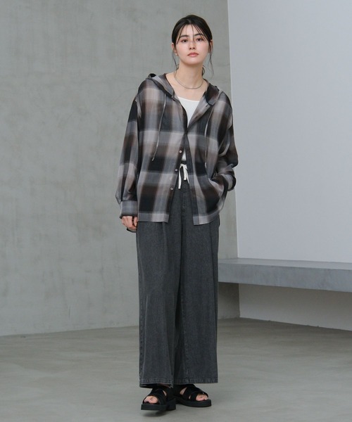 LAKOLE（ラコレ）の「イージーワイドデニム / 654276（デニムパンツ・レディース・ベージュ/ブラック/ライトブルー・LARGE/MEDIUM）」の4枚目の写真