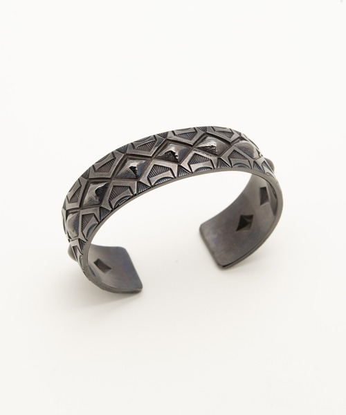 Indian Jewelry(インディアンジュエリー)の「「Indian Jewelry/インディアンジュエリー」カルヴィンマルチネス 0.8インチバングル w/ブラックロジウムコーディング(バングル/リストバンド・メンズ・アンティークシルバー・FREE)」の1枚目の写真