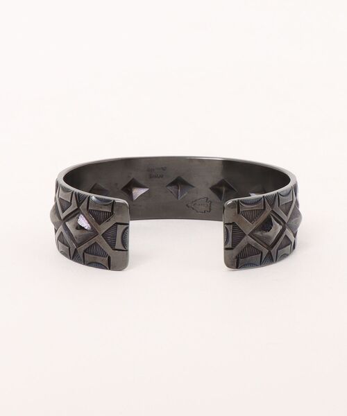 Indian Jewelry(インディアンジュエリー)の「「Indian Jewelry/インディアンジュエリー」カルヴィンマルチネス 0.8インチバングル w/ブラックロジウムコーディング(バングル/リストバンド・メンズ・アンティークシルバー・FREE)」の4枚目の写真
