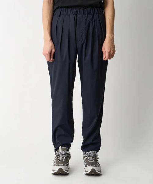 WHITE MOUNTAINEERING（ホワイトマウンテニアリング）の「【White Mountaineering / ホワイトマウンテニアリング】3 TUCK EASY TAPERED PANTS（スラックス・メンズ・ブラック・1/2）」の2枚目の写真