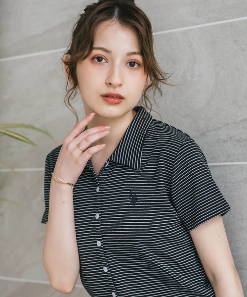 U.S. POLO ASSN.(ユーエスポロアッスン)の「U.S. POLO ASSN. ユーエスポロアッスン W's ショート丈ワンポイントロゴ刺繍スムース半袖シャツ(シャツ/ブラウス・レディース・ベージュ/ブラック×ホワイト/ブラウン/ブラック/オフホワイト・M/L)」の4枚目の写真