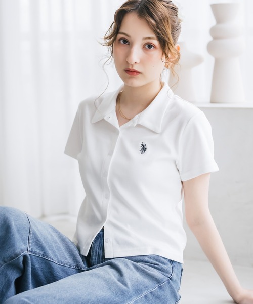 U.S. POLO ASSN.(ユーエスポロアッスン)の「U.S. POLO ASSN. ユーエスポロアッスン W's ショート丈ワンポイントロゴ刺繍スムース半袖シャツ(シャツ/ブラウス・レディース・ベージュ/ブラック×ホワイト/ブラウン/ブラック/オフホワイト・M/L)」の2枚目の写真