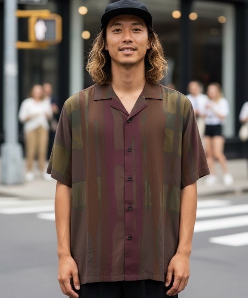 OAS(オーエーエス)の「SS SHIRT/OAS / アートストライプ オープンカラー半袖シャツ ブラウン×ボルドー 総柄 リゾートシャツ 開襟 夏(シャツ/ブラウス・メンズ・グリーン・X-LARGE/LARGE/MEDIUM)」の1枚目の写真
