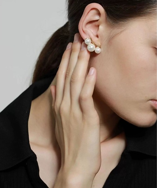 LA VORAGINE(ラ ヴォラジネ)の「フロー3粒パールピアス 金属アレルギー対応(ピアス(両耳用)・レディース・ゴールド/シルバー・FREE)」の2枚目の写真