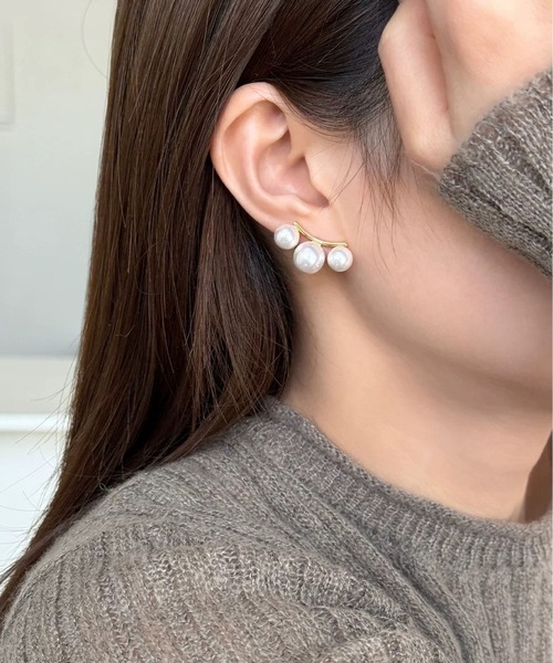 LA VORAGINE(ラ ヴォラジネ)の「フロー3粒パールピアス 金属アレルギー対応(ピアス(両耳用)・レディース・ゴールド/シルバー・FREE)」の6枚目の写真