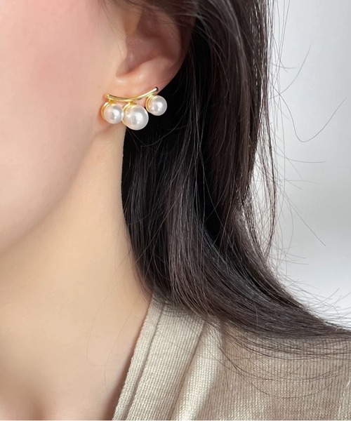 LA VORAGINE(ラ ヴォラジネ)の「フロー3粒パールピアス 金属アレルギー対応(ピアス(両耳用)・レディース・ゴールド/シルバー・FREE)」の8枚目の写真