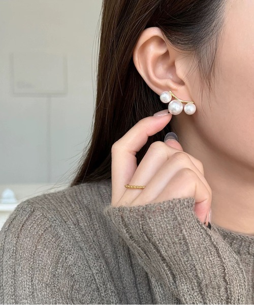 LA VORAGINE(ラ ヴォラジネ)の「フロー3粒パールピアス 金属アレルギー対応(ピアス(両耳用)・レディース・ゴールド/シルバー・FREE)」の4枚目の写真