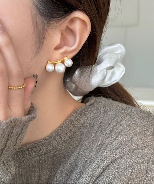 LA VORAGINE(ラ ヴォラジネ)の「フロー3粒パールピアス 金属アレルギー対応(ピアス(両耳用)・レディース・ゴールド/シルバー・FREE)」の3枚目の写真