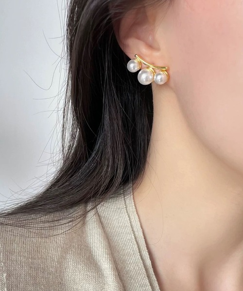 LA VORAGINE(ラ ヴォラジネ)の「フロー3粒パールピアス 金属アレルギー対応(ピアス(両耳用)・レディース・ゴールド/シルバー・FREE)」の7枚目の写真