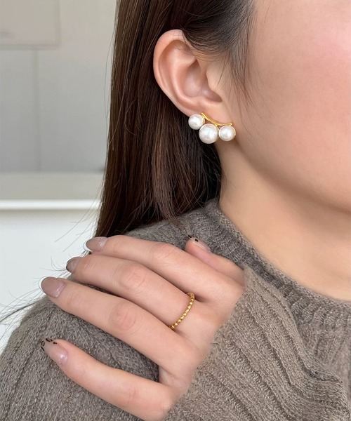 LA VORAGINE(ラ ヴォラジネ)の「フロー3粒パールピアス 金属アレルギー対応(ピアス(両耳用)・レディース・ゴールド/シルバー・FREE)」の5枚目の写真