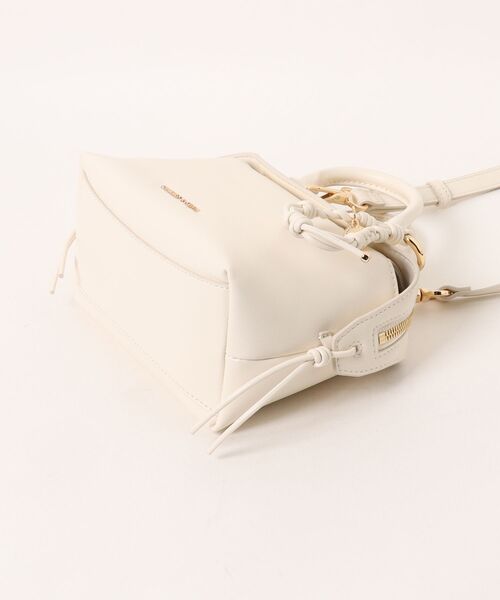 CHARLES & KEITH（チャールズ & キース）の「Haylen ヘイレン ブレイディドチャーム ボウリングバッグ（トートバッグ・レディース・クリーム・S）」の10枚目の写真