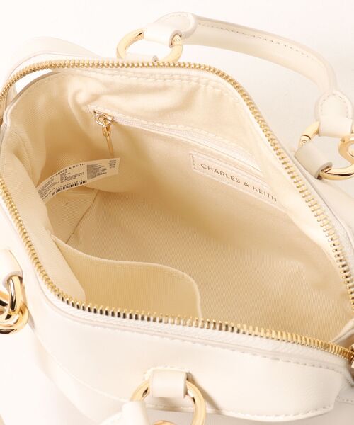 CHARLES & KEITH（チャールズ & キース）の「Haylen ヘイレン ブレイディドチャーム ボウリングバッグ（トートバッグ・レディース・クリーム・S）」の11枚目の写真