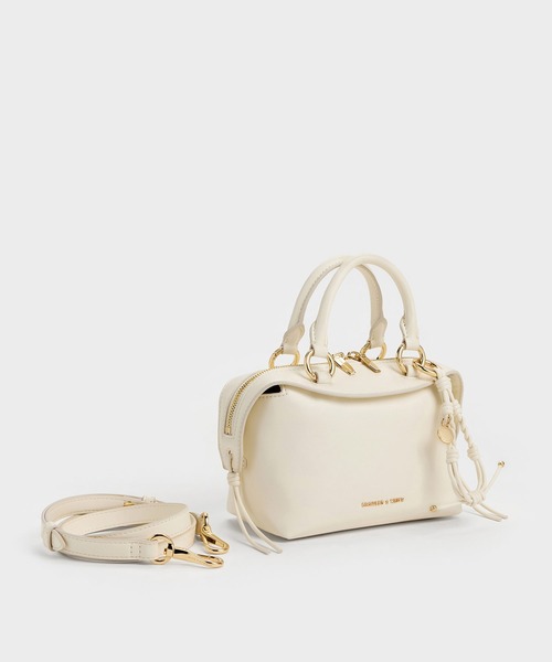 CHARLES & KEITH（チャールズ & キース）の「Haylen ヘイレン ブレイディドチャーム ボウリングバッグ（トートバッグ・レディース・クリーム・S）」の6枚目の写真