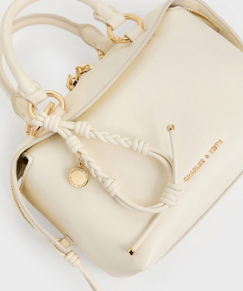 CHARLES & KEITH（チャールズ & キース）の「Haylen ヘイレン ブレイディドチャーム ボウリングバッグ（トートバッグ・レディース・クリーム・S）」の8枚目の写真