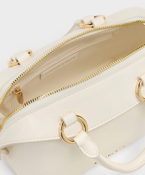 CHARLES & KEITH（チャールズ & キース）の「Haylen ヘイレン ブレイディドチャーム ボウリングバッグ（トートバッグ・レディース・クリーム・S）」の9枚目の写真