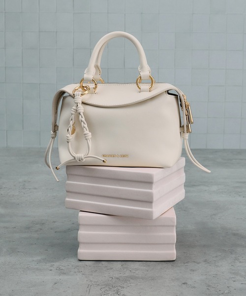CHARLES & KEITH（チャールズ & キース）の「Haylen ヘイレン ブレイディドチャーム ボウリングバッグ（トートバッグ・レディース・クリーム・S）」の4枚目の写真