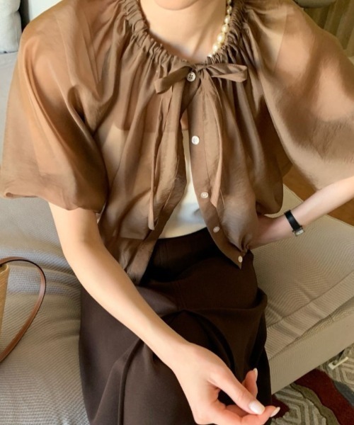 FAVORITO（ファヴォリート）の「クルーネックリボンシャツ（シャツ/ブラウス・レディース・ブラウン/ブラック/ベージュ・F）」の6枚目の写真