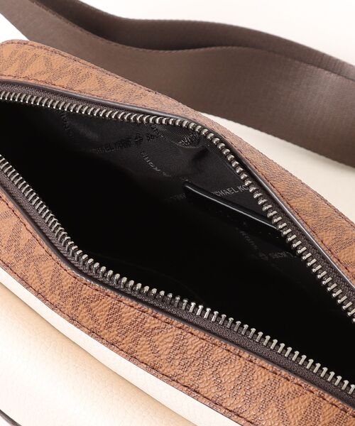 MICHAEL KORS(マイケルコース)の「COOPER ぺブルレザー フラップ カメラバッグ ミディアム - MKシグネチャー(ショルダーバッグ・メンズ・ベージュ系その他・FREE)」の4枚目の写真