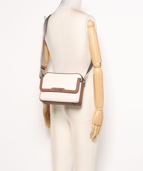 MICHAEL KORS(マイケルコース)の「COOPER ぺブルレザー フラップ カメラバッグ ミディアム - MKシグネチャー(ショルダーバッグ・メンズ・ベージュ系その他・FREE)」の5枚目の写真