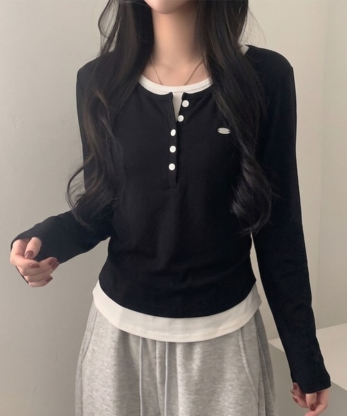 Megil(メギル)の「ヘンリーネックドッキング配色レイヤードプルオーバー(Tシャツ/カットソー・レディース・ブラック/ブルー/ベージュ/ホワイト・MEDIUM)」の1枚目の写真