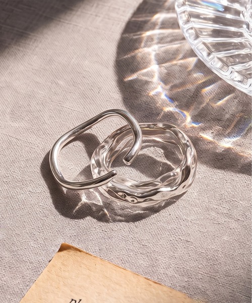 styiro(スタイロ)の「ニュアンスウェーブメタル クリアリング アクリル×メタルリングセット(リング・レディース・シルバー/ゴールド・FREE)」の1枚目の写真