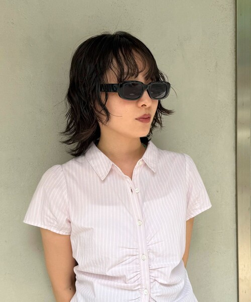 fredy emue(フレディエミュ)の「スリムスクエアサングラス(サングラス・レディース・ブラック・FREE)」の2枚目の写真