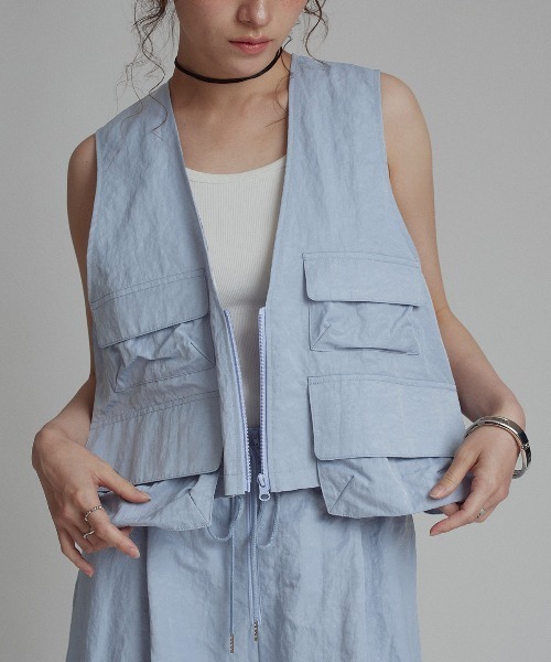 W:Huku（フーク）の「【W:Huku / 撥水 ワッシャーナイロン】フィッシャー ベスト / Washer Nylon Fisher Vest（ベスト・レディース・アイボリー/ブルーグレー/ブラック系その他・FREE）」の2枚目の写真