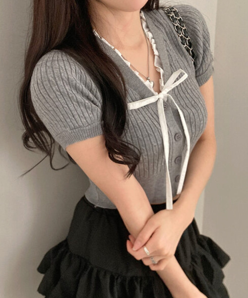 VIVID LADY(ビビッドレディー)の「フリルリボン ケーブルニット 半袖カーディガン(ニット/セーター・レディース・ブラック/グレー/アイボリー・FREE)」の5枚目の写真