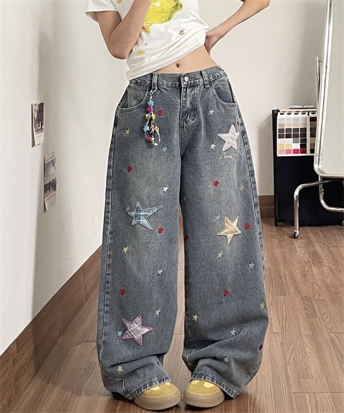 FREE STYLISTS(フリー スタイリスト)の「星刺繍ワイドシルエットデニムパンツ(デニムパンツ・レディース・ライトブルー・L/XL/M/S)」の3枚目の写真