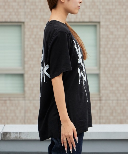 ROOPTOKYO(ループトウキョウ)の「KORN/コーン UNISEX T-SHIRT: STILL A FREAK (BLACK) (BACK PRINT) バンドTシャツ プリントTシャツ 半袖 ロック ストリート メンズ レディース 秋 秋服 2026年秋冬(Tシャツ/カットソー・メンズ・ブラック・S/M/L/XL)」の10枚目の写真