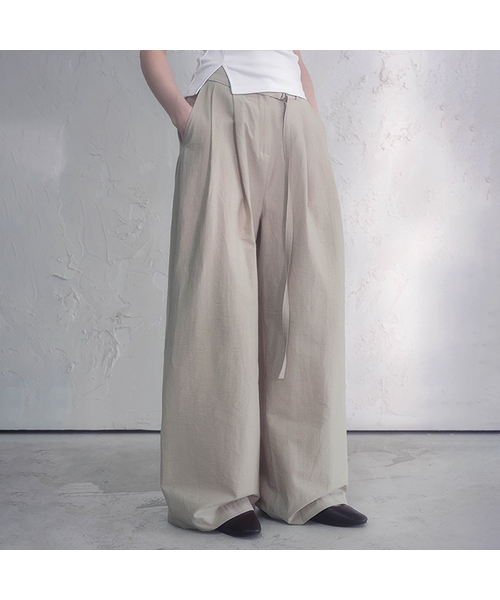 Vivacious(ビバシャス)の「イディルタックベルトパンツ_3カラー(その他パンツ・レディース・ホワイト/ブラック/Beige・SMALL/MEDIUM)」の1枚目の写真