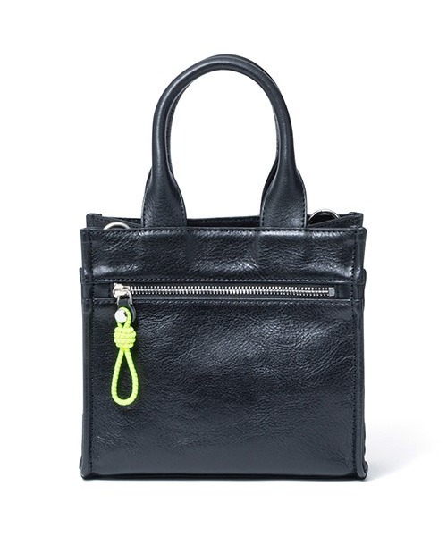 MANIUNO(マニウノ)の「MANIUNO(マニウノ) Oil leather レザースクエアミニトート(S)(トートバッグ・メンズ・ネイビー/ブラック・FREE)」の1枚目の写真