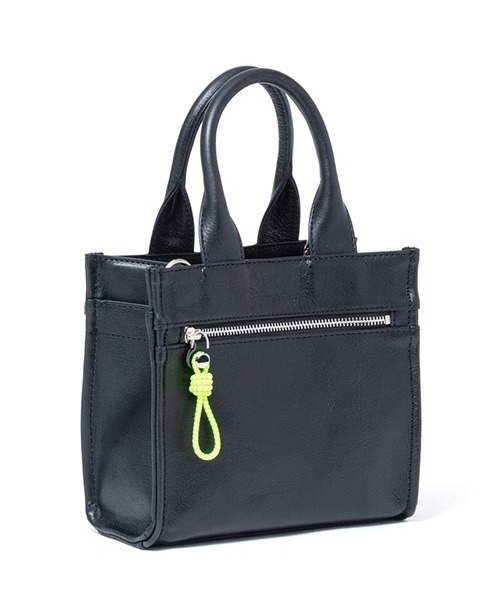 MANIUNO(マニウノ)の「MANIUNO(マニウノ) Oil leather レザースクエアミニトート(S)(トートバッグ・メンズ・ネイビー/ブラック・FREE)」の4枚目の写真