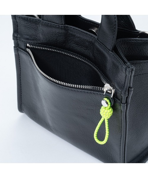 MANIUNO(マニウノ)の「MANIUNO(マニウノ) Oil leather レザースクエアミニトート(S)(トートバッグ・メンズ・ネイビー/ブラック・FREE)」の6枚目の写真