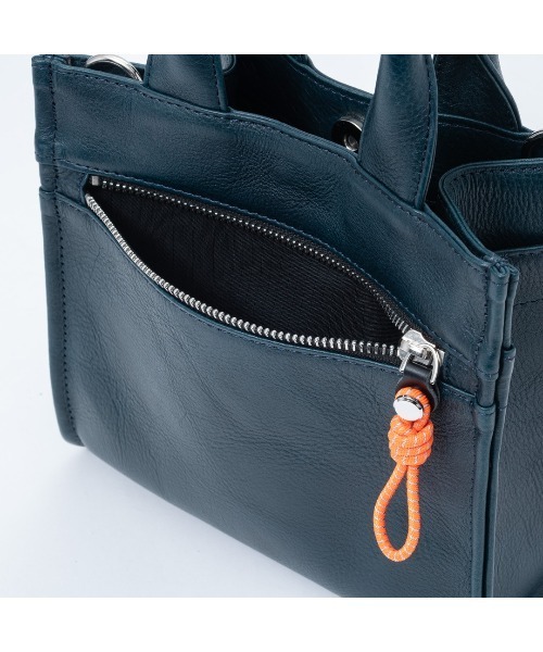 MANIUNO(マニウノ)の「MANIUNO(マニウノ) Oil leather レザースクエアミニトート(S)(トートバッグ・メンズ・ネイビー/ブラック・FREE)」の20枚目の写真