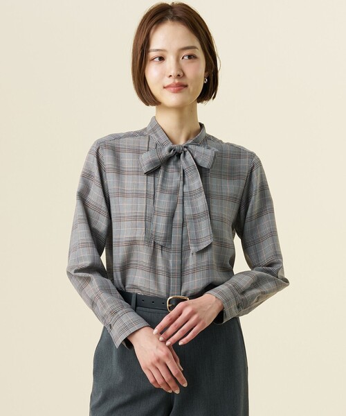 J.PRESS Ladies(J.プレス レディス)の「【一枚で着映え】セルロースチェック ボウタイ バンドカラー ブラウス(シャツ/ブラウス・レディース・ネイビー系3/ライトグレー系3・XS)」の2枚目の写真
